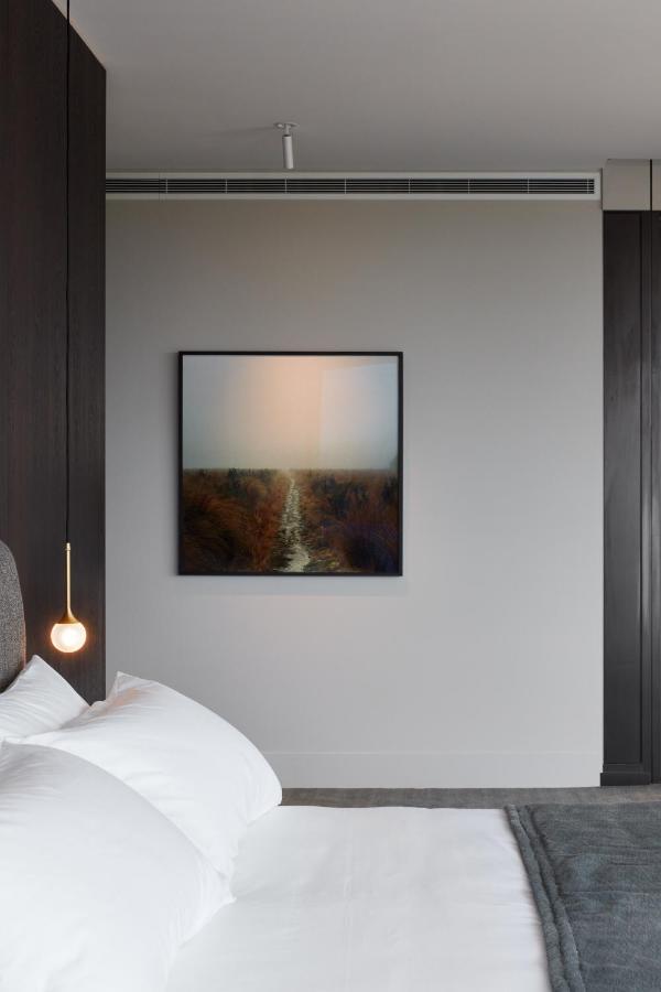 Eos By Skycity Adelaide Luaran gambar A painting by the artist